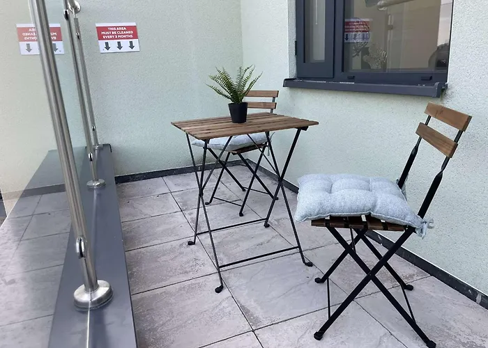 Modern 2-Bed Apartment With Balcony, Close To Oxford City Centre With Free Parking