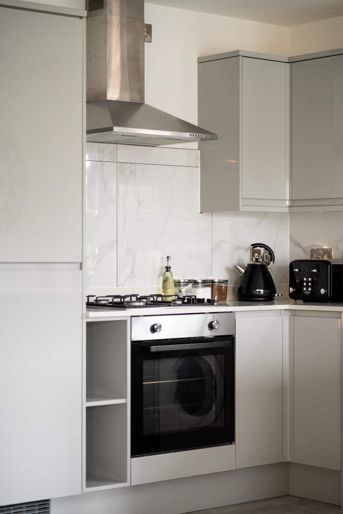 Modern 2-bed With Balcony, Close To Centre With Free Parking Appartement