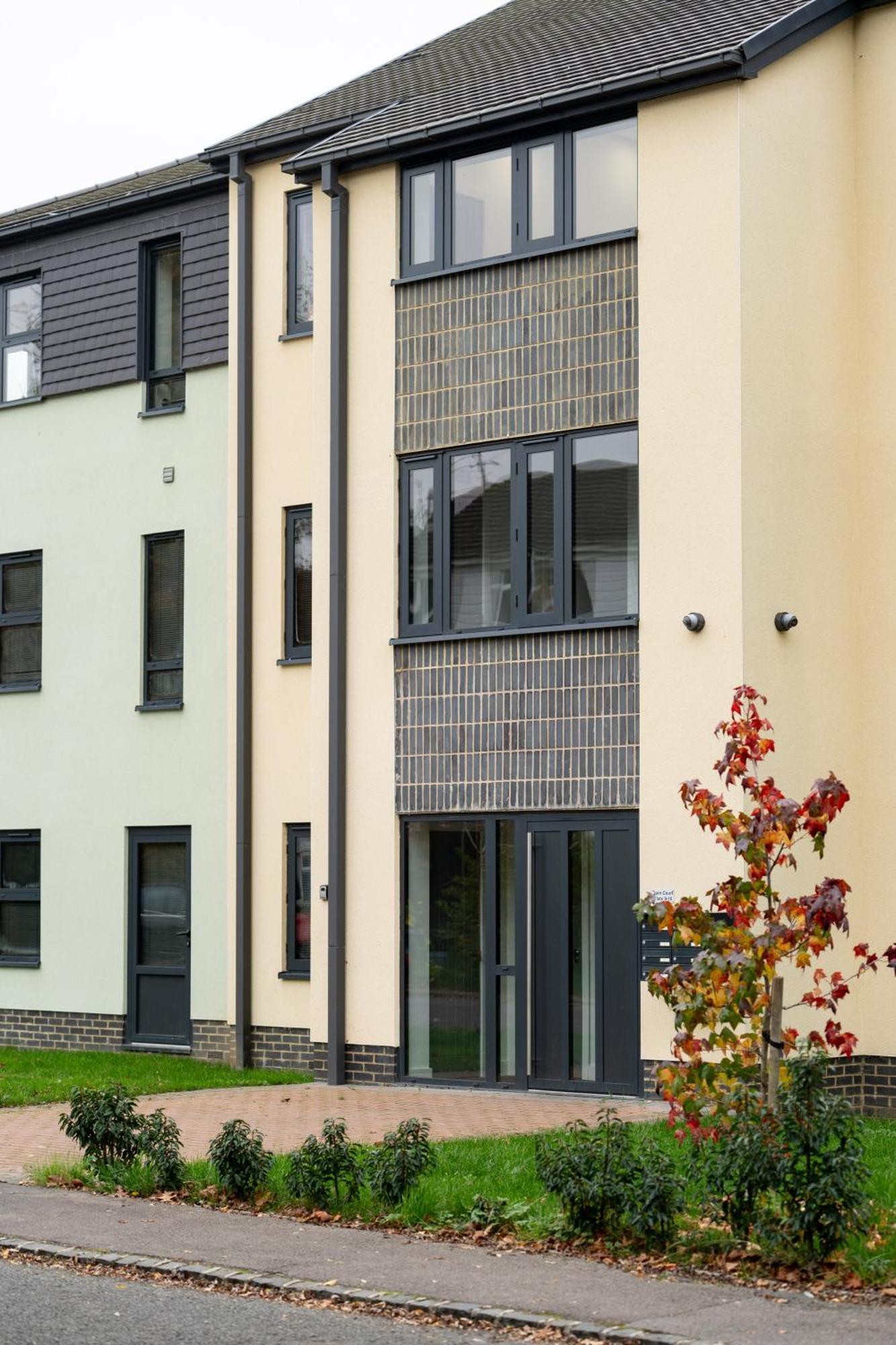 Modern 2-bed With Balcony, Close To Centre With Free Parking *