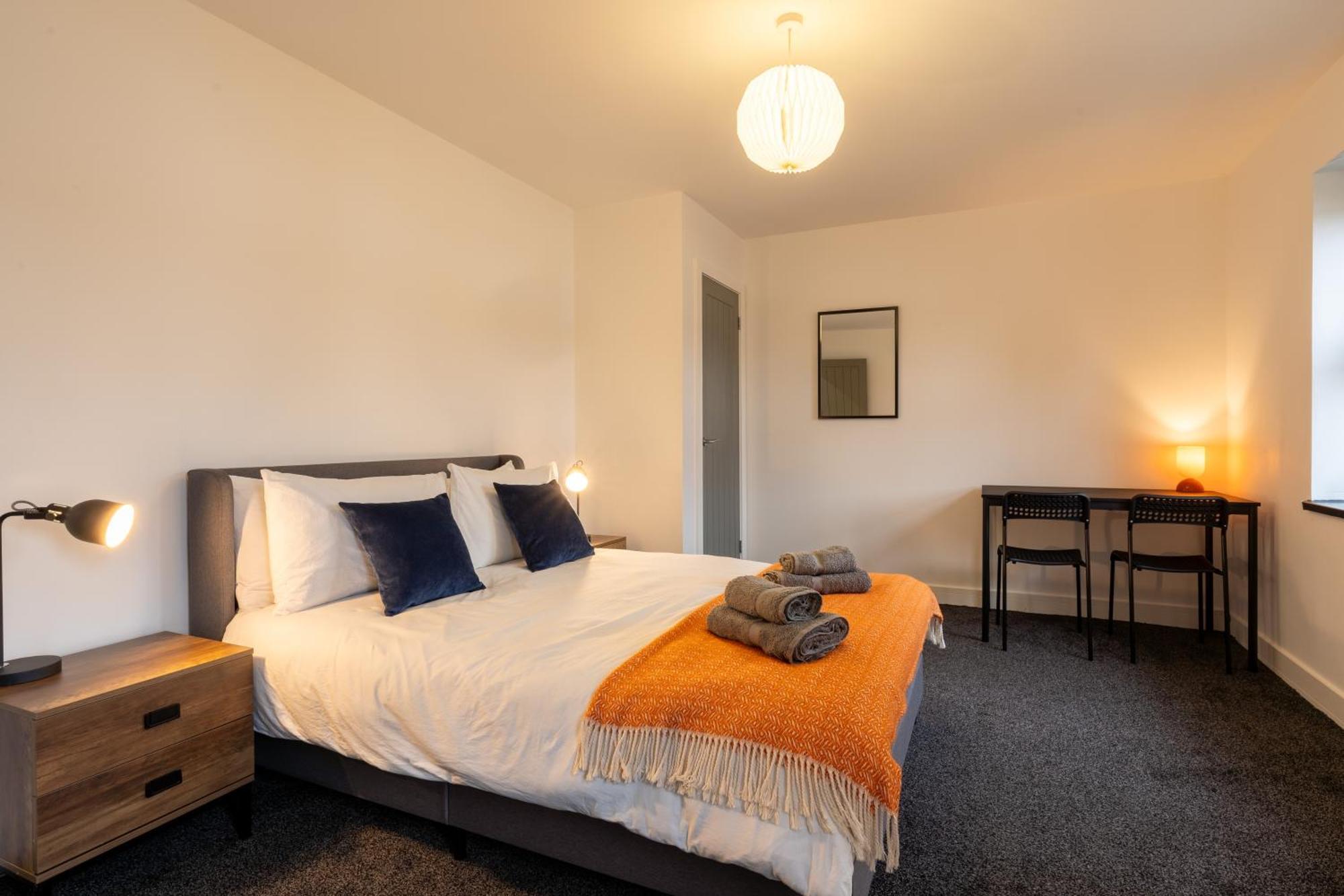 Modern 2-bed With Balcony, Close To Centre With Free Parking