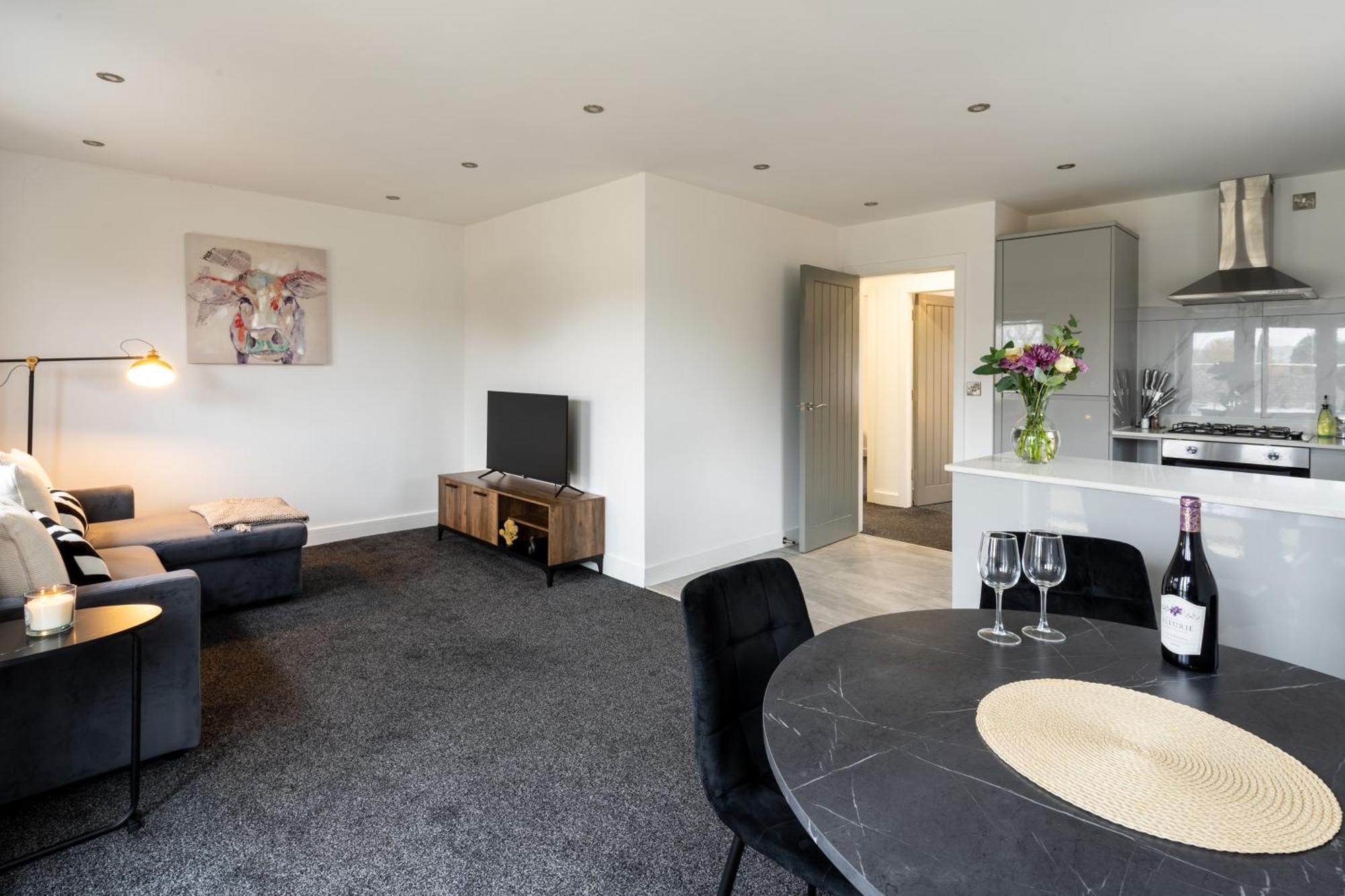 Modern 2-bed With Balcony, Close To Centre With Free Parking Appartement *