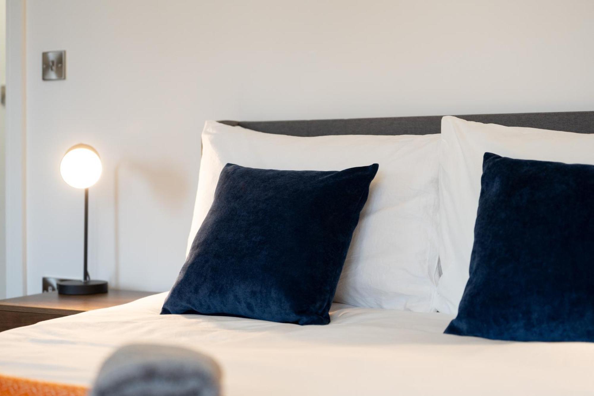 Modern 2-bed With Balcony, Close To Centre With Free Parking