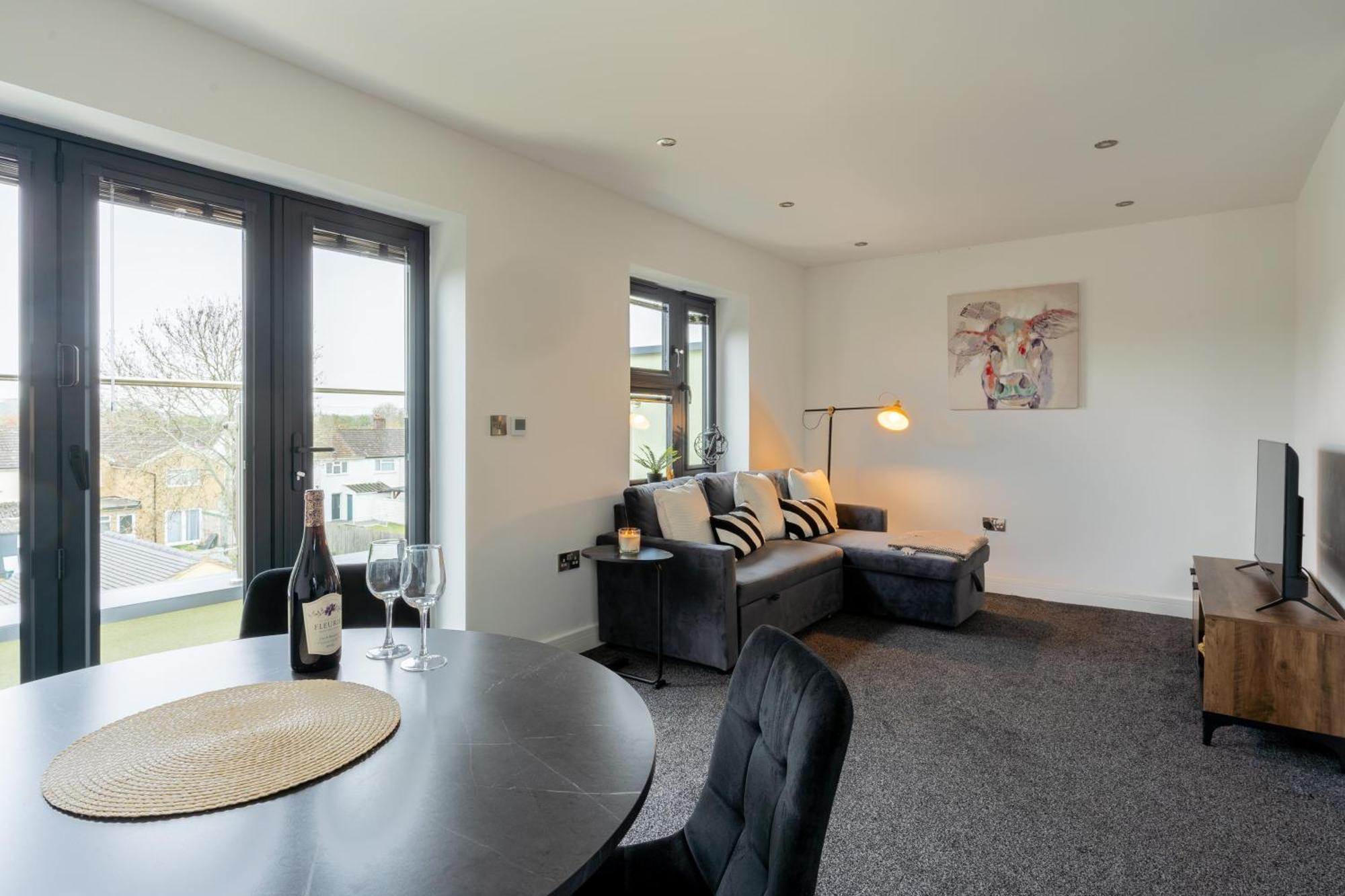 Modern 2-bed With Balcony, Close To Centre With Free Parking Апартаменты