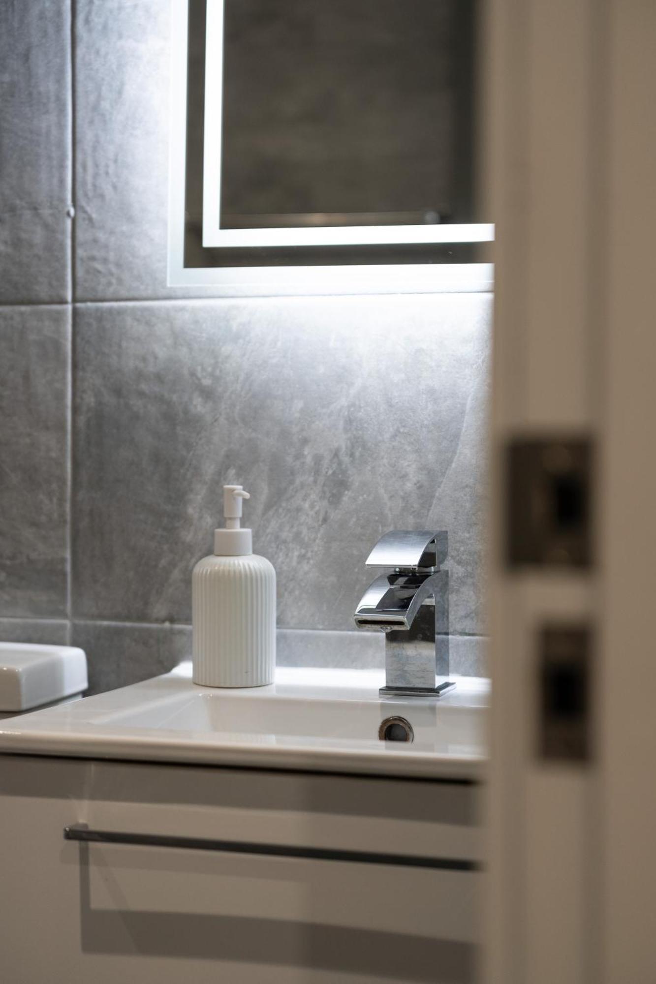 Modern 2-bed With Balcony, Close To Centre With Free Parking * Оксфорд